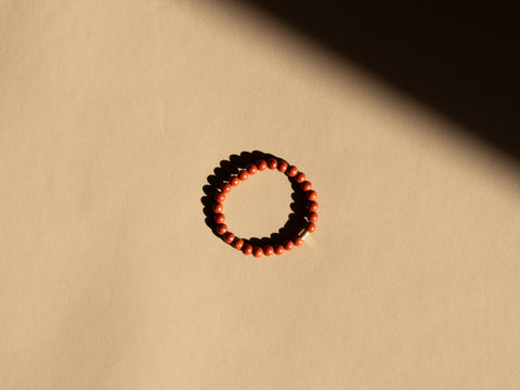 Ring mit roten Jaspis Natursteinen, Perlen Ring, dehnbar elastischer Ring, Soléa Ring von eilenna