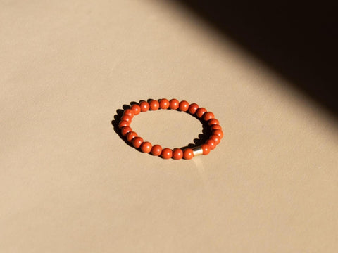 Ring mit roten Jaspis Natursteinen, Perlen Ring, dehnbar elastischer Ring, Soléa Ring von eilenna