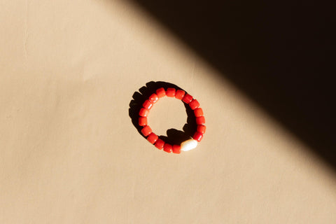 Ring mit roten Koralle Perlen und Süsswasserperle, Perlen Ring, dehnbar elastischer Ring, Maris Ring von eilenna