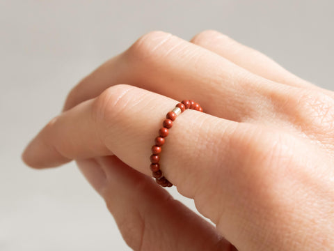 Ring mit roten Jaspis Natursteinen, Perlen Ring, dehnbar elastischer Ring, Soléa Ring von eilenna