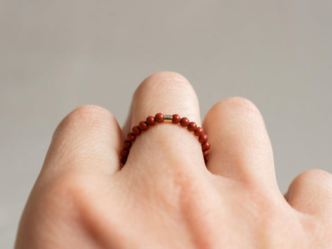 Ring mit roten Jaspis Natursteinen, Perlen Ring, dehnbar elastischer Ring, Soléa Ring von eilenna
