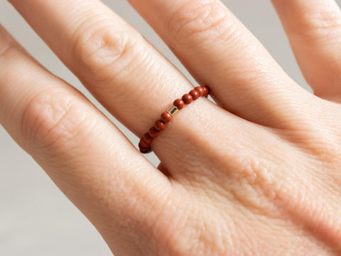 Ring mit roten Jaspis Natursteinen, Perlen Ring, dehnbar elastischer Ring, Soléa Ring von eilenna