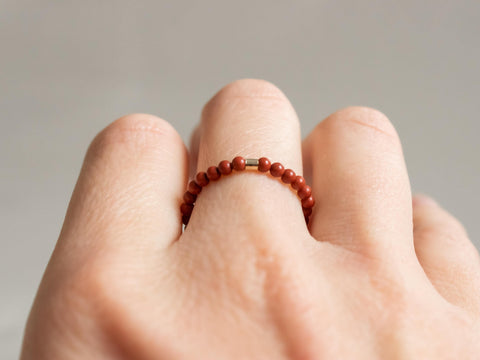 Ring mit roten Jaspis Natursteinen, Perlen Ring, dehnbar elastischer Ring, Soléa Ring von eilenna