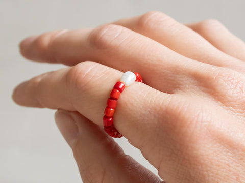 Ring mit roten Koralle Perlen und Süsswasserperle, Perlen Ring, dehnbar elastischer Ring, Maris Ring von eilenna