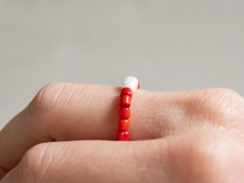 Ring mit roten Koralle Perlen und Süsswasserperle, Perlen Ring, dehnbar elastischer Ring, Maris Ring von eilenna