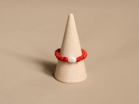 Ring mit roten Koralle Perlen und Süsswasserperle, Perlen Ring, dehnbar elastischer Ring, Maris Ring von eilenna