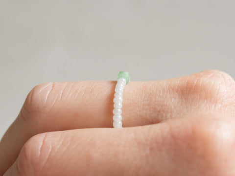 Ring mit grünem Aventurin Edelstein und Acrylperlen, Perlen Ring, dehnbar elastischer Ring, Elenya Ring von eilenna