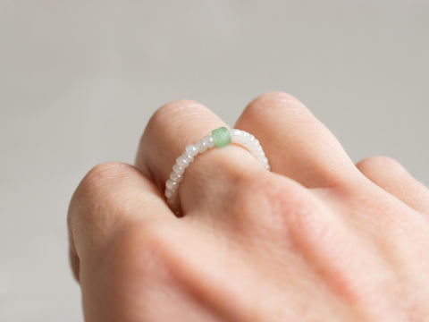 Ring mit grünem Aventurin Edelstein und Acrylperlen, Perlen Ring, dehnbar elastischer Ring, Elenya Ring von eilenna