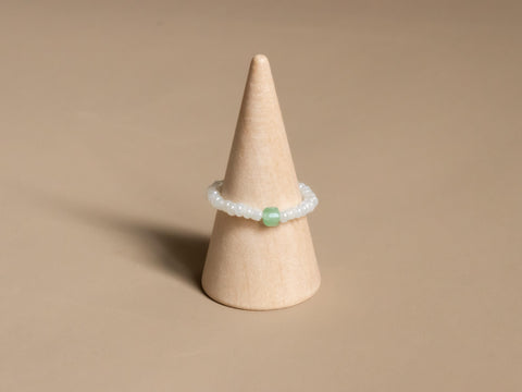 Ring mit grünem Aventurin Edelstein und Acrylperlen, Perlen Ring, dehnbar elastischer Ring, Elenya Ring von eilenna