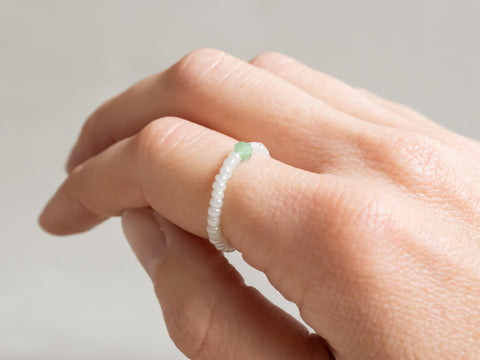 Ring mit grünem Aventurin Edelstein und Acrylperlen, Perlen Ring, dehnbar elastischer Ring, Elenya Ring von eilenna