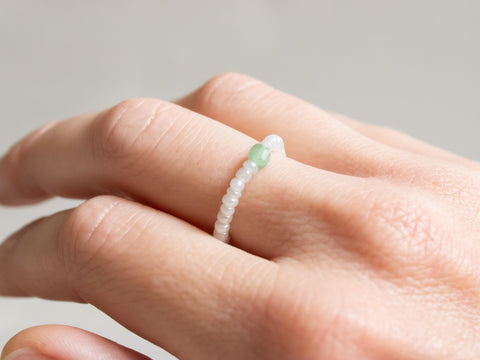 Ring mit grünem Aventurin Edelstein und Acrylperlen, Perlen Ring, dehnbar elastischer Ring, Elenya Ring von eilenna