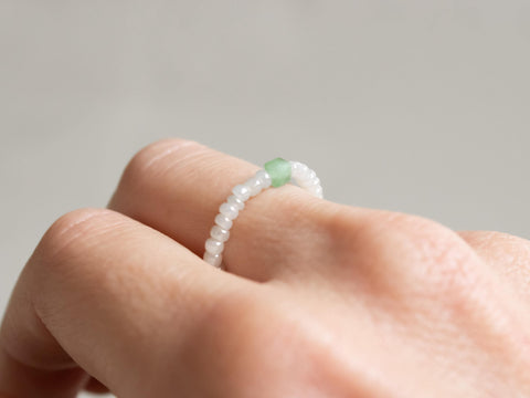 Ring mit grünem Aventurin Edelstein und Acrylperlen, Perlen Ring, dehnbar elastischer Ring, Elenya Ring von eilenna