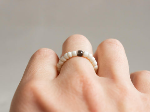 Ring mit Obsidian Edelstein und Acrylperlen, Perlen Ring, dehnbar elastischer Ring, Nivaan Ring von eilenna