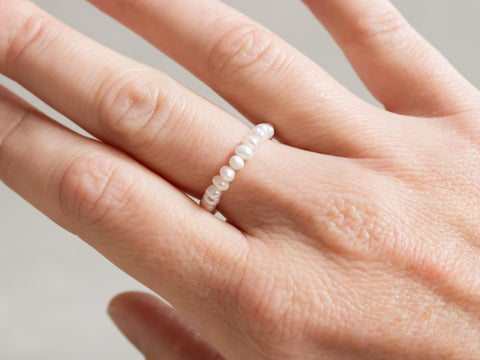 Ring mit Süsswasserperlen, Elastischer Perlen Ring, Geschenk Frauen, Liora Ring von eilenna