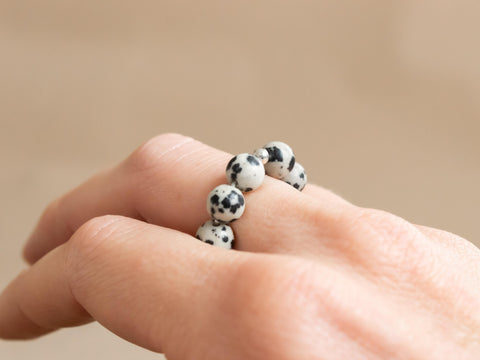Ring mit Dalmatiner Jaspis & 925 Silberperle, Elastischer Edelsteinring, Natürlicher Glücksstein Schmuck handgefertigt von eilenna