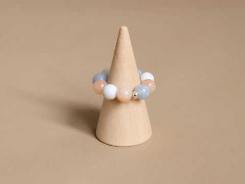Ring aus Edelsteinmix & 925 Silberperle, Elastischer Edelsteinring, Naturstein Schmuck handgefertigt von eilenna