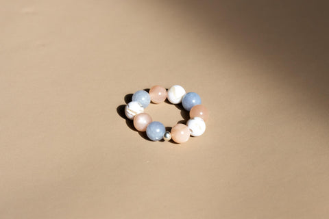 Ring aus Edelsteinmix & 925 Silberperle, Elastischer Edelsteinring, Naturstein Schmuck handgefertigt von eilenna