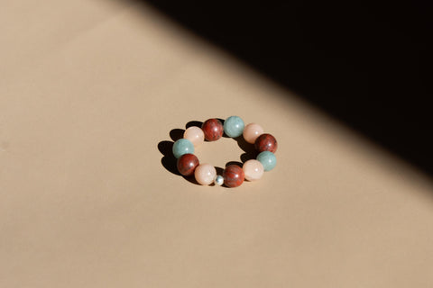 Ring aus Edelsteinmix & 925 Silberperle, Elastischer Edelsteinring, Naturstein Schmuck handgefertigt von eilenna