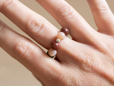 Ring aus Edelsteinmix & 925 Silberperle, Elastischer Edelsteinring, Naturstein Schmuck handgefertigt von eilenna