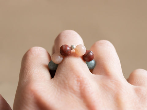 Ring aus Edelsteinmix & 925 Silberperle, Elastischer Edelsteinring, Naturstein Schmuck handgefertigt von eilenna