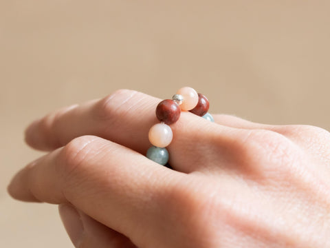 Ring aus Edelsteinmix & 925 Silberperle, Elastischer Edelsteinring, Naturstein Schmuck handgefertigt von eilenna