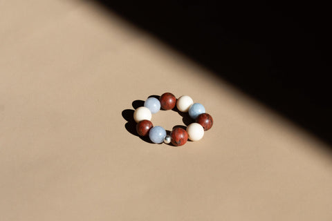 Ring aus Edelsteinmix & 925 Silberperle, Elastischer Edelsteinring, Naturstein Schmuck handgefertigt von eilenna