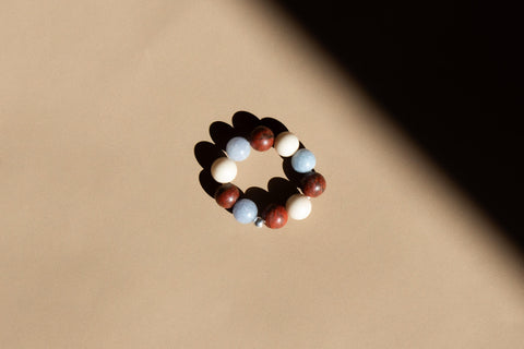 Ring aus Edelsteinmix & 925 Silberperle, Elastischer Edelsteinring, Naturstein Schmuck handgefertigt von eilenna