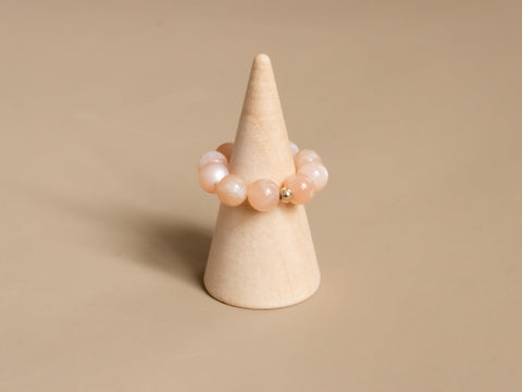 Ring aus Chalcedon & 18 Karat vergoldeter Perle, Elastischer Edelsteinring, Naturstein Schmuck handgefertigt von eilenna