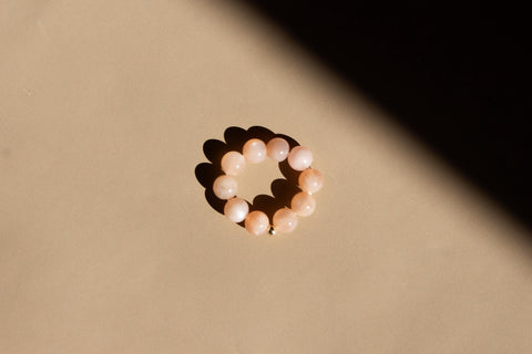 Ring aus Chalcedon & 18 Karat vergoldeter Perle, Elastischer Edelsteinring, Naturstein Schmuck handgefertigt von eilenna