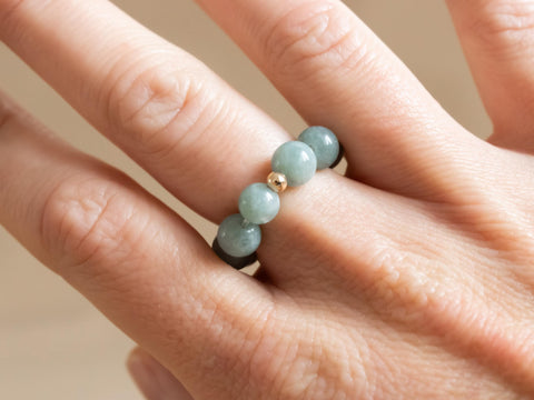 Ring aus Burmesischer Jade & 18 Karat vergoldeter Perle, Elastischer Natursteinring, Naturstein Schmuck handgefertigt von eilenna