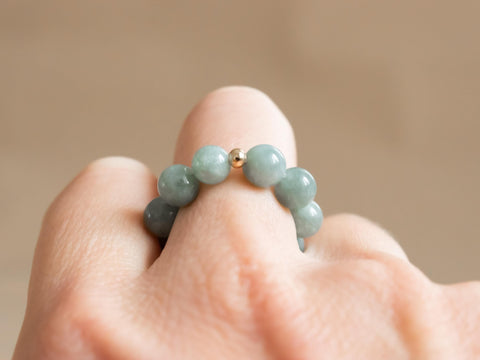 Ring aus Burmesischer Jade & 18 Karat vergoldeter Perle, Elastischer Natursteinring, Naturstein Schmuck handgefertigt von eilenna