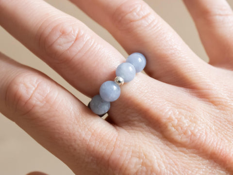Ring aus Chalcedon & 18 Karat vergoldeter Perle, Elastischer Natursteinring, Naturstein Schmuck handgefertigt von eilenna