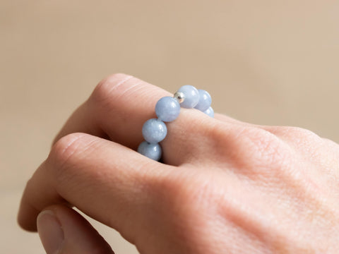 Ring aus Chalcedon & 18 Karat vergoldeter Perle, Elastischer Natursteinring, Naturstein Schmuck handgefertigt von eilenna
