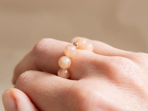 Ring aus Chalcedon & 18 Karat vergoldeter Perle, Elastischer Edelsteinring, Naturstein Schmuck handgefertigt von eilenna