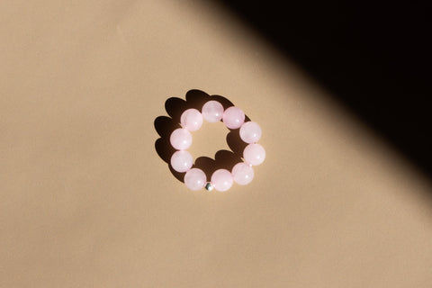 Ring aus Rosenquarz & 18 Karat vergoldeter Perle, Elastischer Natursteinring, Naturstein Schmuck handgefertigt von eilenna