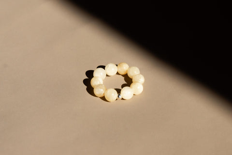 Ring aus Chalcedon & 18 Karat vergoldeter Perle, Elastischer Natursteinring, Naturstein Schmuck handgefertigt von eilenna