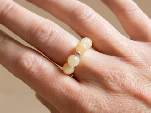 Ring aus Chalcedon & 18 Karat vergoldeter Perle, Elastischer Natursteinring, Naturstein Schmuck handgefertigt von eilenna