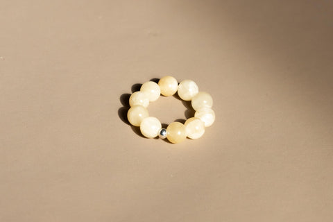 Ring aus Chalcedon & 18 Karat vergoldeter Perle, Elastischer Natursteinring, Naturstein Schmuck handgefertigt von eilenna