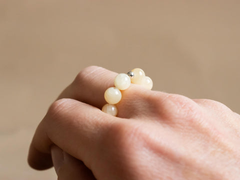 Ring aus Chalcedon & 18 Karat vergoldeter Perle, Elastischer Natursteinring, Naturstein Schmuck handgefertigt von eilenna