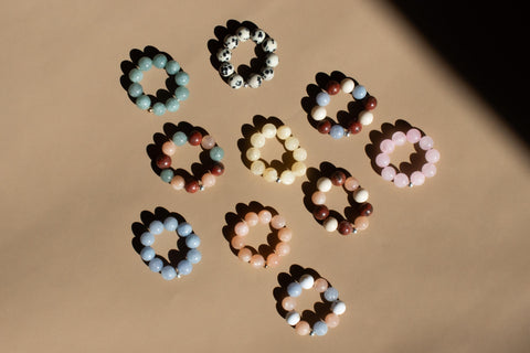 Ring aus Burmesischer Jade & 18 Karat vergoldeter Perle, Elastischer Natursteinring, Naturstein Schmuck handgefertigt von eilenna