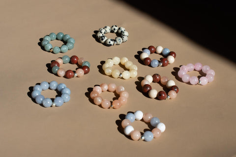 Ring aus Edelsteinmix & 925 Silberperle, Elastischer Edelsteinring, Naturstein Schmuck handgefertigt von eilenna