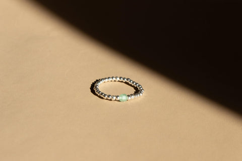 Ring mit Edelsteinen & 925 Silberperlen, Elastischer Perlen Ring, Geschenk Frauen, handmade von eilenna