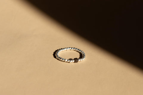 Ring mit Edelsteinen & 925 Silberperlen, Elastischer Perlen Ring, Geschenk Frauen, handmade von eilenna