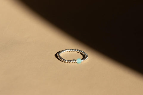 Ring mit Edelsteinen & 925 Silberperlen, Elastischer Perlen Ring, Geschenk Frauen, handmade von eilenna