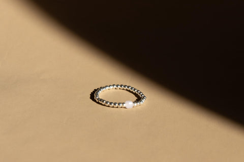 Ring mit Edelsteinen & 925 Silberperlen, Elastischer Perlen Ring, Geschenk Frauen, handmade von eilenna