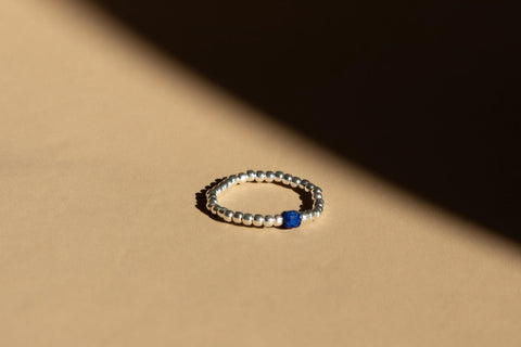 Ring mit Edelsteinen & 925 Silberperlen, Elastischer Perlen Ring, Geschenk Frauen, handmade von eilenna