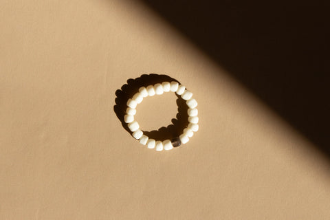 Ring mit Obsidian Edelstein und Acrylperlen, Perlen Ring, dehnbar elastischer Ring, Nivaan Ring von eilenna