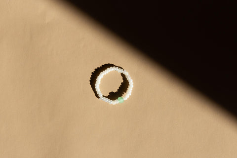 Ring mit grünem Aventurin Edelstein und Acrylperlen, Perlen Ring, dehnbar elastischer Ring, Elenya Ring von eilenna