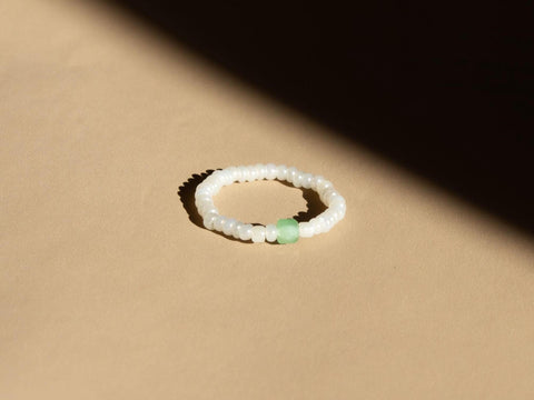 Ring mit grünem Aventurin Edelstein und Acrylperlen, Perlen Ring, dehnbar elastischer Ring, Elenya Ring von eilenna