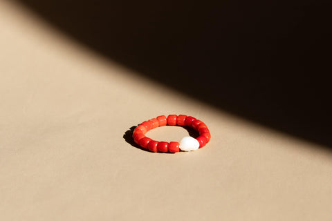 Ring mit roten Koralle Perlen und Süsswasserperle, Perlen Ring, dehnbar elastischer Ring, Maris Ring von eilenna